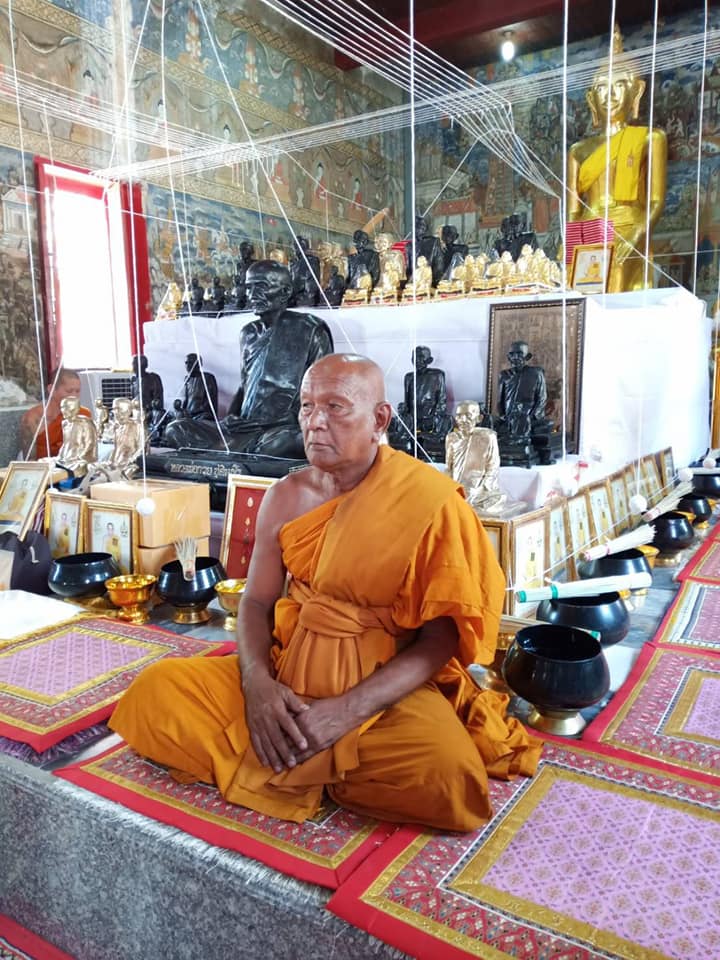 เหรียญหลวงพ่อกวย วัดโฆสิตาราม(วัดบ้านแค) เนื้อกระไหล่ทองคำ ลงยาแดง ปี2562 (แยกจากชุดกรรมการ) #รับประกันแท้ รูปภาพ สี หลวงพ่อกวย วัดโฆสิตาราม(วัดบ้านแค) (ขนาดตั้งบูชา 11x15นิ้ว) ปี2562 #รับประกันแท้ -- #พิธีดีมากดวงจิตหลวงพ่อกวยมาเสกให้เอง