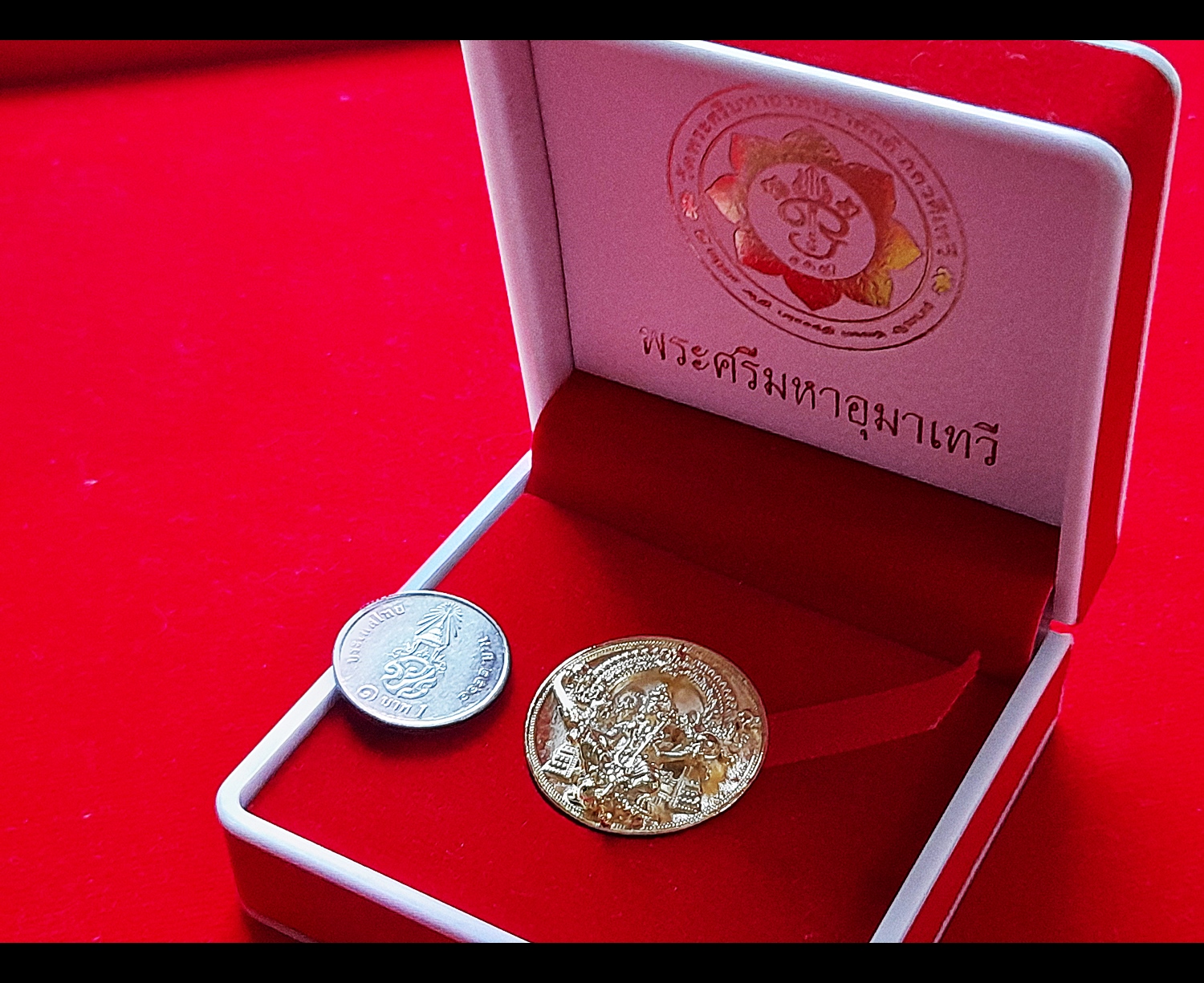 เหรียญพระแม่อุมาเทวี เนื้อชุบทอง(ขนาด2.5ซม) วัดแขก ปี2562 (เข้าพิธีปลุกเสกแล้วสายแขก) #รับประกันแท้