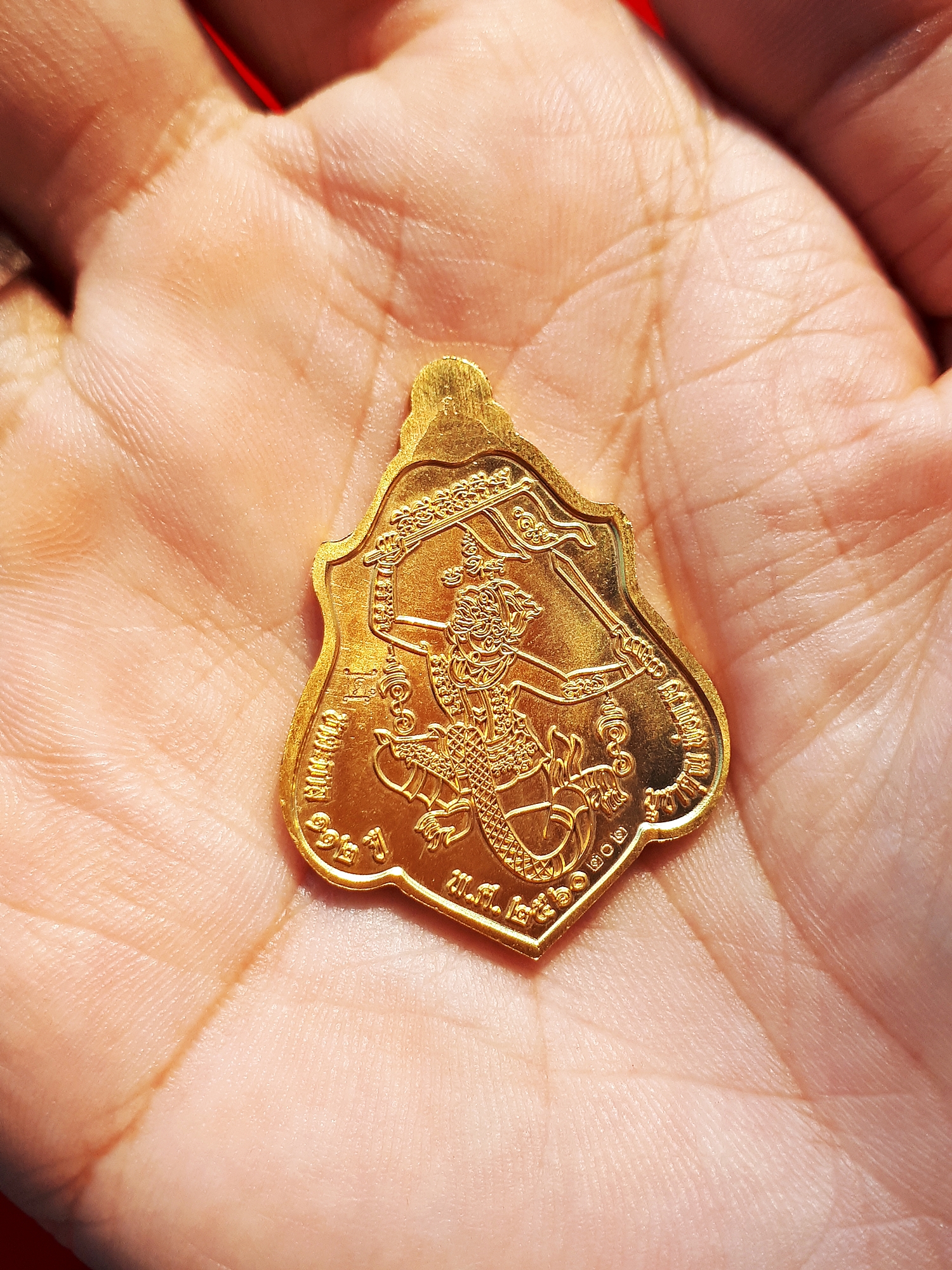 เหรียญโล่ หลวงพ่อกวย หลัง หนุมานตัวครู เนื้ออัลปาก้ากระไหล่ทอง ลงยาดำ รุ่นแรงครู ปี2560 - (เหรียญพิเศษ อยู่ในชุดกรรมการ)