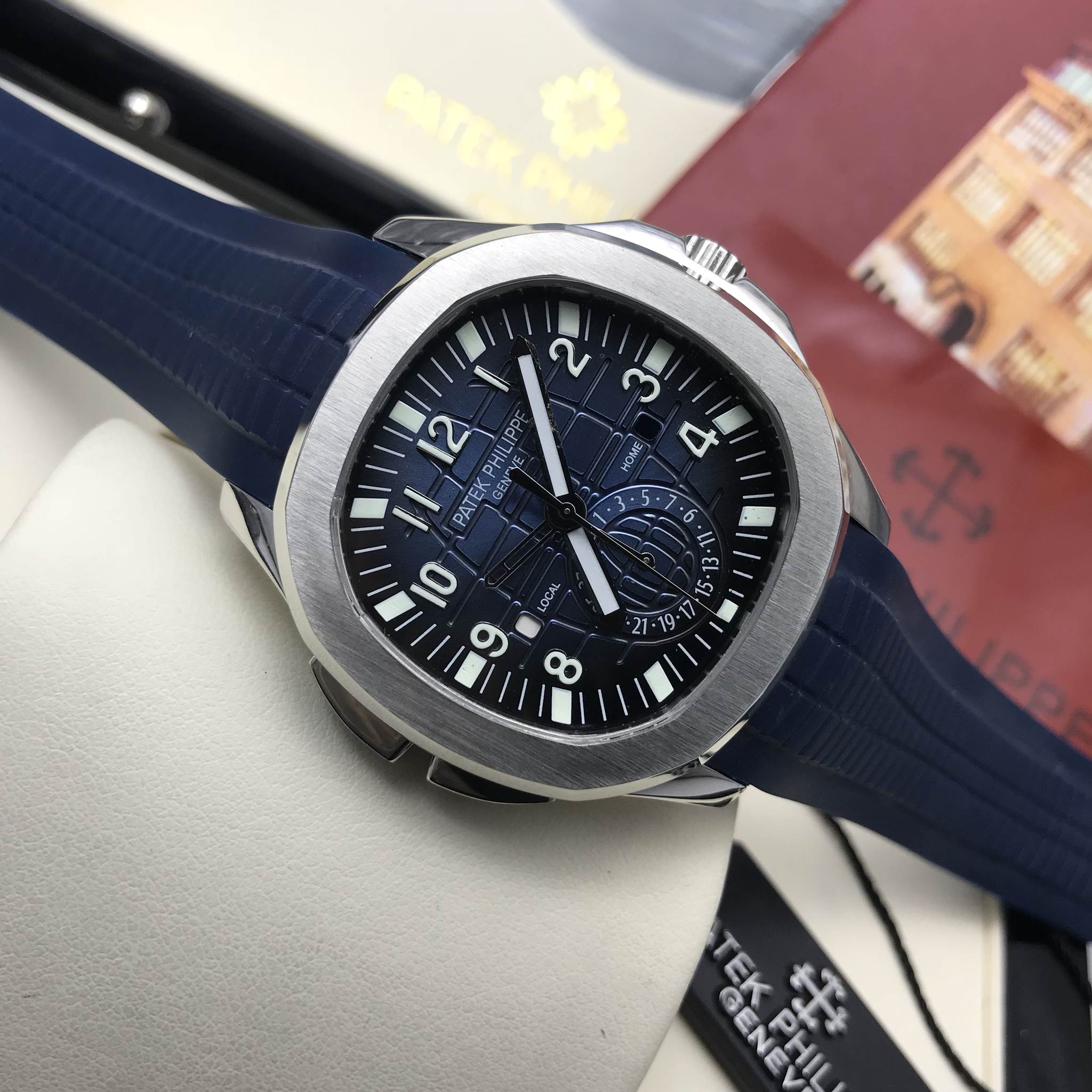 นาฬิกา Patek Philippe Aquanaut Travel Time Reference 5164R หน้านํ้าเงินขอบเงินสายนํ้าเงิน