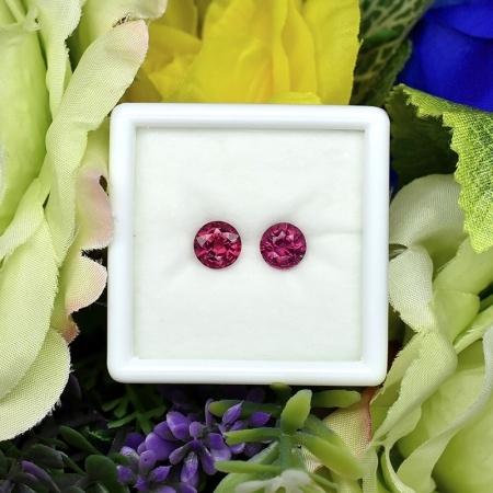 Untreated Rhodolite พลอยโรโดไลท์ ธรรมชาติ 100% ไม่ผ่านการอบ รูปไข่คู่ น้ำหนัก 3.11 กะรัต สีชมพูอมม่วง