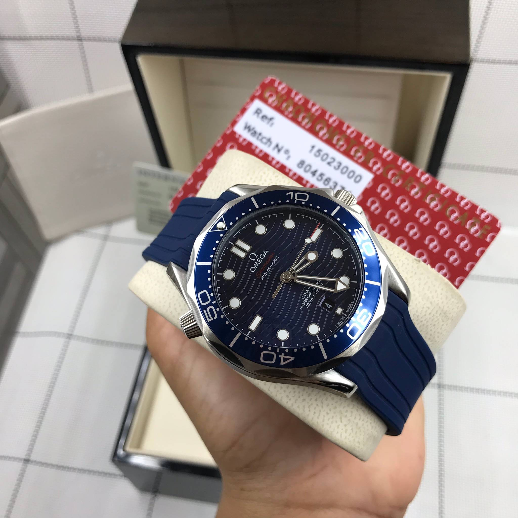 นาฬืกา Omega รุ่น Seamaster Master Chronometer กรอบเซรามิคสีน้ำเงิน สายซิลิโคนน้ำเงิน