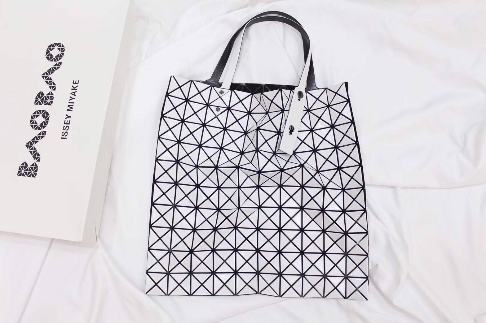 พร้อมส่ง กระเป๋า issey 10*10 มีหลายสี สอบถามได้ค่ะ