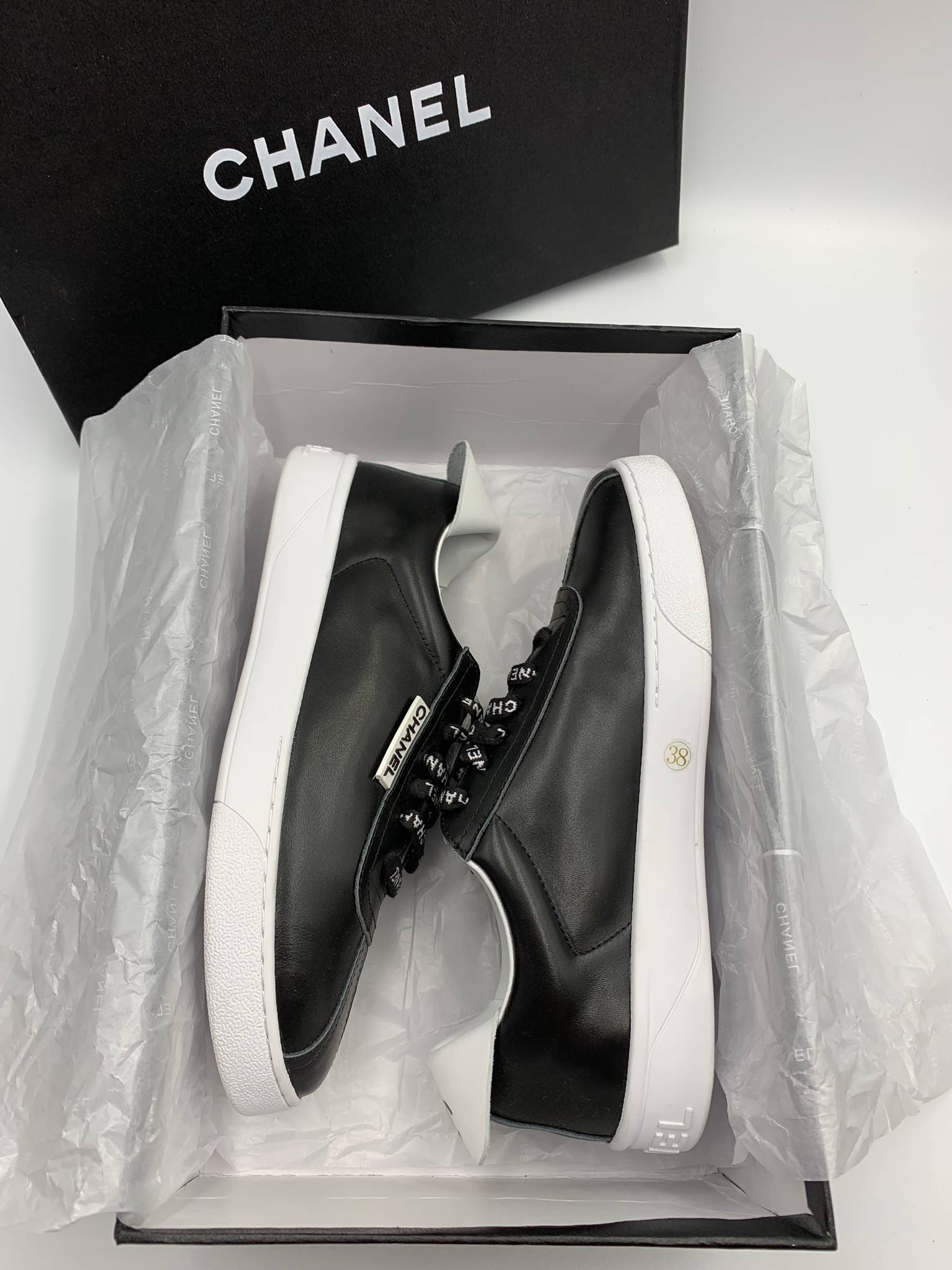 รองเท้าผ้าใบ cn cc sneakers รุ่นใหม่ สีขาวกับดำ สอบถามไซส์ได้ค่ะสต็อคของเปลี่ยนตลอด