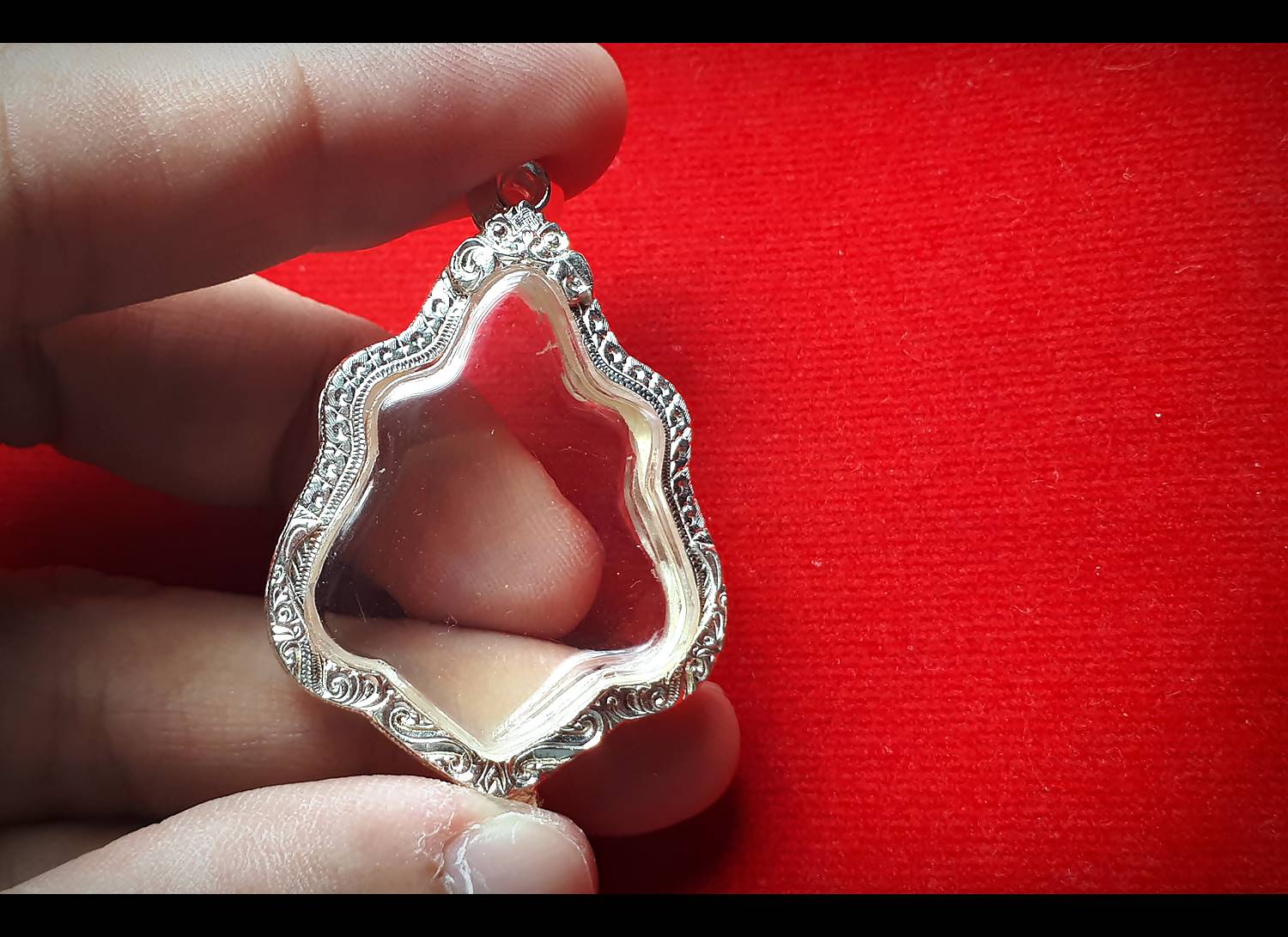 ตลับพระ ทรงโลห์ เนื้อเงินแท้90% (ใส่เหรียญหลวงพ่อกวย) (แกะสลัก ลายหัวสิงห์ ลายกนก)