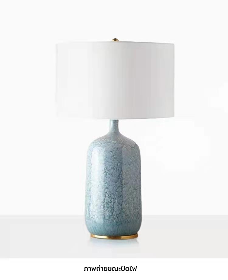 โคมไฟตั้งโต๊ะ Transitional Style ฐานวางเซรามิกทรงแจกันโทนสีฟ้าขาว โป๊ะผ้าโทนสีขาวทรงกระบอกกว้างแบบ Drum Shade [TBLX-0232]