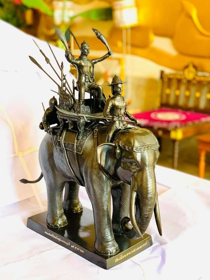รูปหล่อ พระนเรศวร ทรงช้าง ออกศึก เนื้อทองเหลือง ปี2563