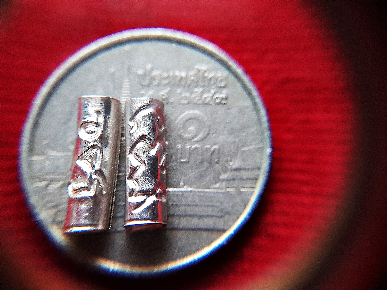 ตะกรุดสาริกา คู่(ตัวเมีย ตัวผู้) เนื้อเงินแท้ (2ดอก) (เมตตา มหาเสน่ห์ ค้าขาย) - หลวงพ่อเล็ก วัดท่าขนุน (ปลุกเสก วัดบ้านห้วยน้ำขาว ปี2563)