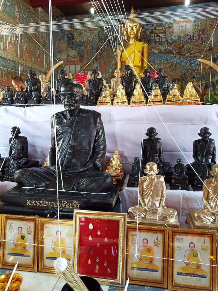 เหรียญหลวงพ่อกวย วัดโฆสิตาราม(วัดบ้านแค) เนื้อกระไหล่ทองคำ ลงยาแดง ปี2562 (แยกจากชุดกรรมการ) #รับประกันแท้ รูปภาพ สี หลวงพ่อกวย วัดโฆสิตาราม(วัดบ้านแค) (ขนาดตั้งบูชา 11x15นิ้ว) ปี2562 #รับประกันแท้ -- #พิธีดีมากดวงจิตหลวงพ่อกวยมาเสกให้เอง