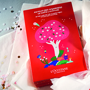 L'Occitane Classic Advent Calendar A Tale from Loccitane ชุดของขวัญ 24 ชิ้น ประจำปี 2019 ด้วยดีไซน์ที่โดดเด่นสะดุดตา ลวดลายกล่องของขวัญที่ถูกประดับประดาด้วยกลุ่มดาวร้อยเรียงสื่อถึงการแบ่งปัน เตือนให้เราระลึกถึงช่วงเวลาแห่งเทศกาลคริสต์มาส ซึ่งถือเป็นช