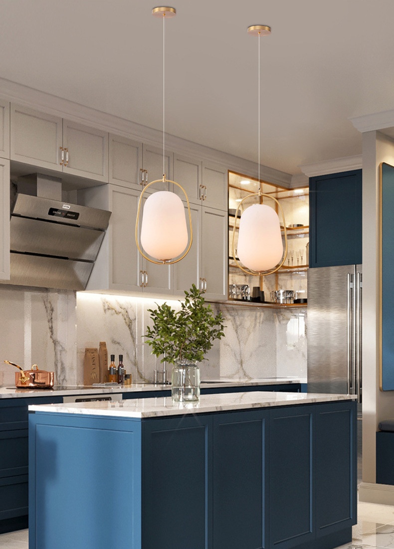 โคมไฟแขวนเพดานสไตล์โมเดิร์นโป๊ะแก้วทรงวงรีสีขาวขุ่นโครงสีทอง [GB-9770]