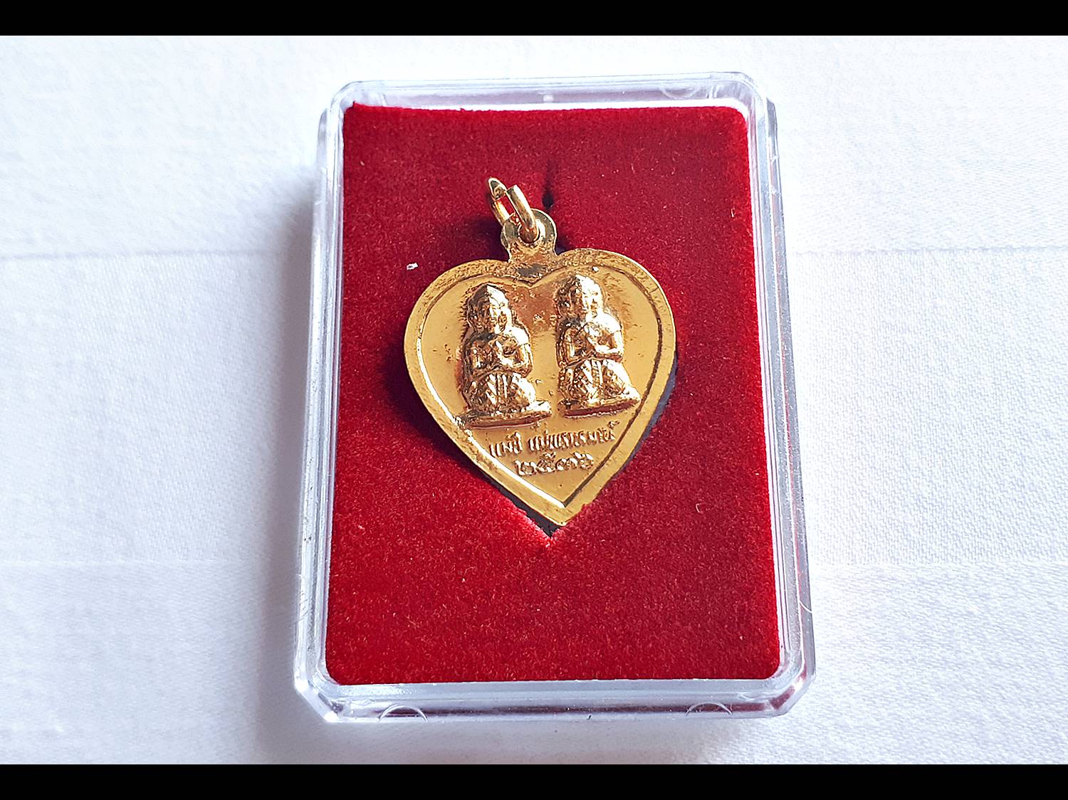 เหรียญหลวงพ่อทอง วัดเขาตะเครา (ทรงหัวใจ) เนื้อกระไหล่ทอง ลงยาสีแดง ปี2557