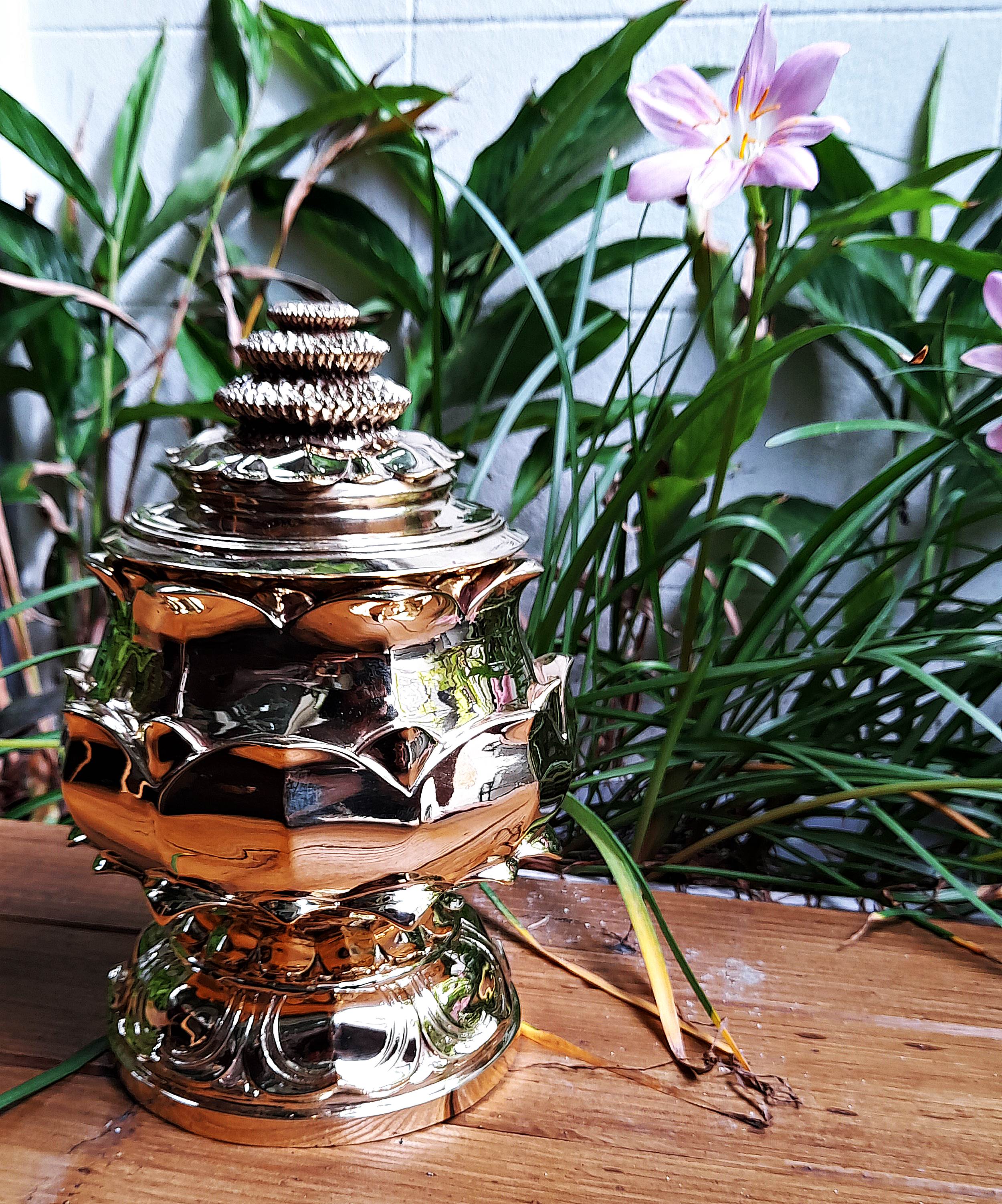 โถ้บาตร ทำน้ำมนต์ ทรงดอกบัวตูมใหญ่ เนื้อทองเหลือง ขัดเงา (ด้านในเคลือบด้วยเนื้อเทียน)