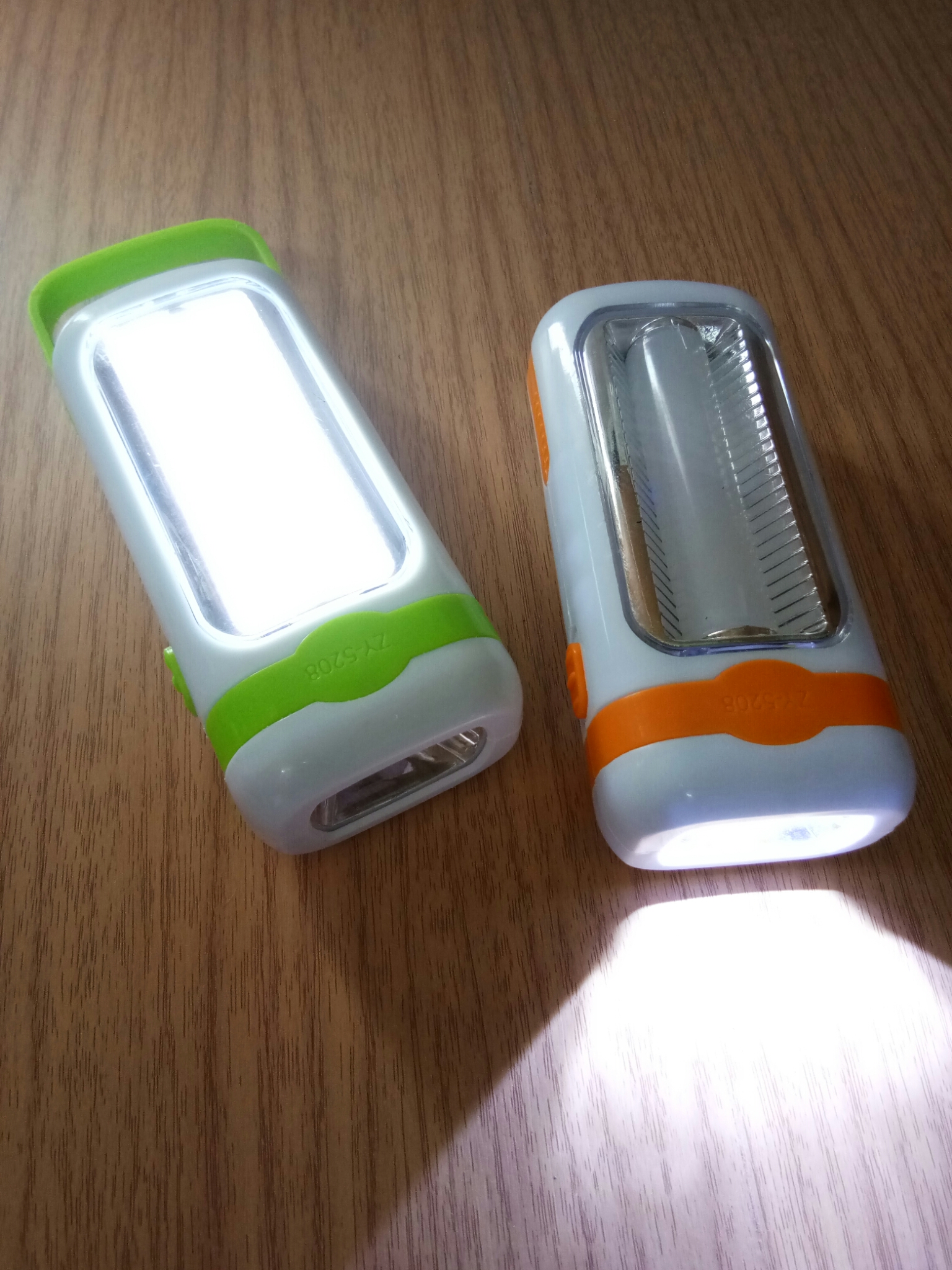 ไฟฉาย โคมไฟฉุกเฉินLEDพกพารุ่นZY-5208B