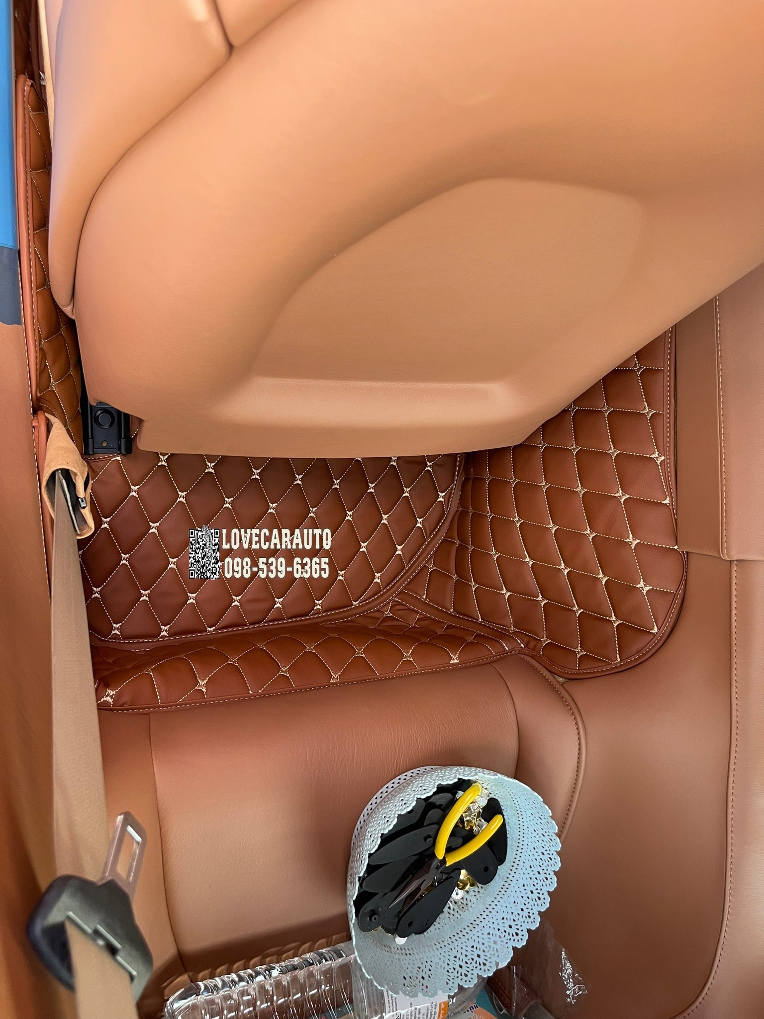 พรมปูพื้นรถยนต์ Aston Martin DBS