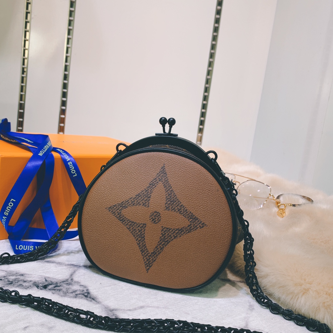 กระเป๋า lv boursicot 12x14 cm