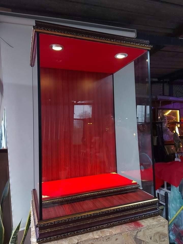 ตู้กระจก ตู้พระ ครอบพระ ตู้ไฟ กันฝุ่น ไฟส่องสว่าง2ดวง (ขนาดพระสำหรับองค์ใหญ่ หน้าตัก12นิ้ว) (งานสั่งทำใช้เวลาในการทำ 10วัน)