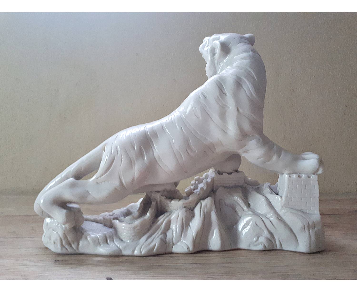 รูปหล่อ เสือ ผงาดกำแผงเมืองจีน เนื้อเรซินสีขาวนวล(ยาว11นิ้ว สูง9นิ้ว) - (ขายปลีก ขายส่ง)