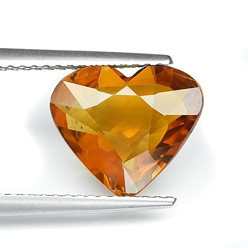 Thai Yellow Sapphire พลอยบุษราคัมบางกะจะ จันทบุรี รูปหัวใจ น้ำหนัก 3.06 กะรัต สีเหลืองเข้ม ความสะอาดมองตาเปล่าสะอาด 98% ก้นค่อนข้างบางแต่ไม่น่าเกลียด