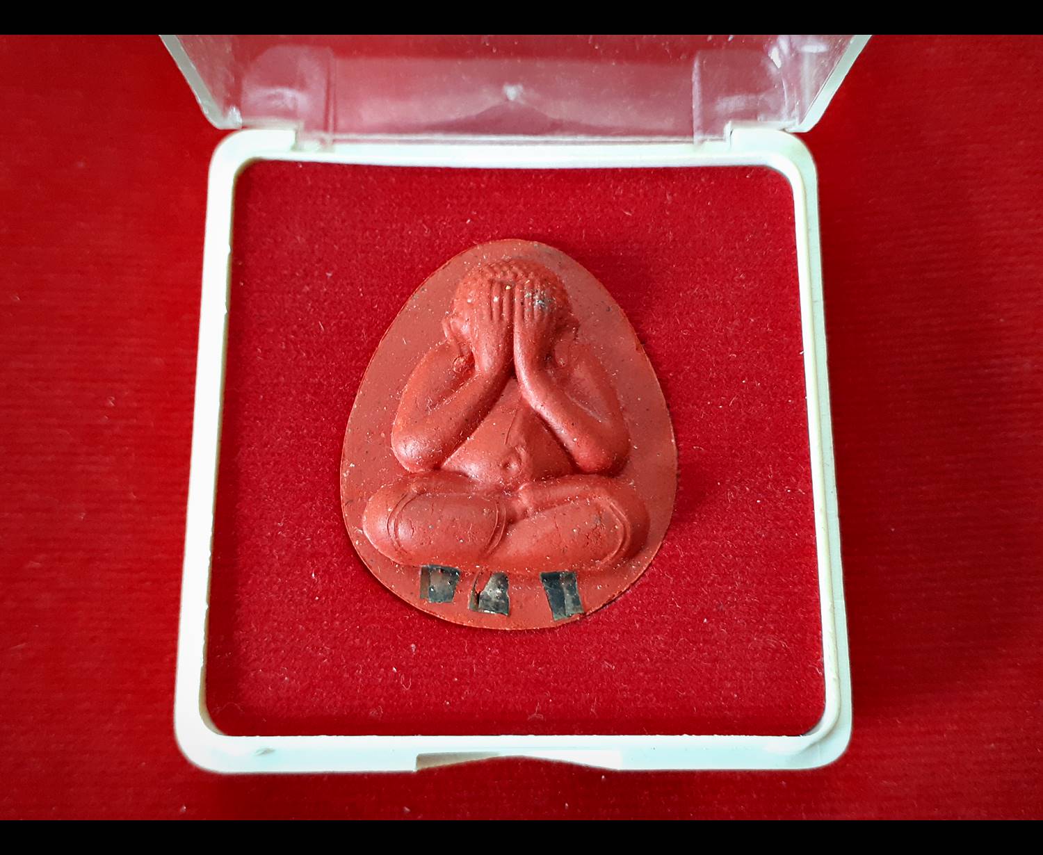 พระปิดตา มหาเศรษฐีเงินล้าน จัมโบ้ เนื้อผงวรรณะ สีแดง (ฝังตะกรุดจตุโรบังเกิดทรัพย์ 3ดอก) (รุ่นนี้ วางบูชาเงินก็เข้า) ปี2555 - หลวงพ่อเล็ก วัดท่าขนุน