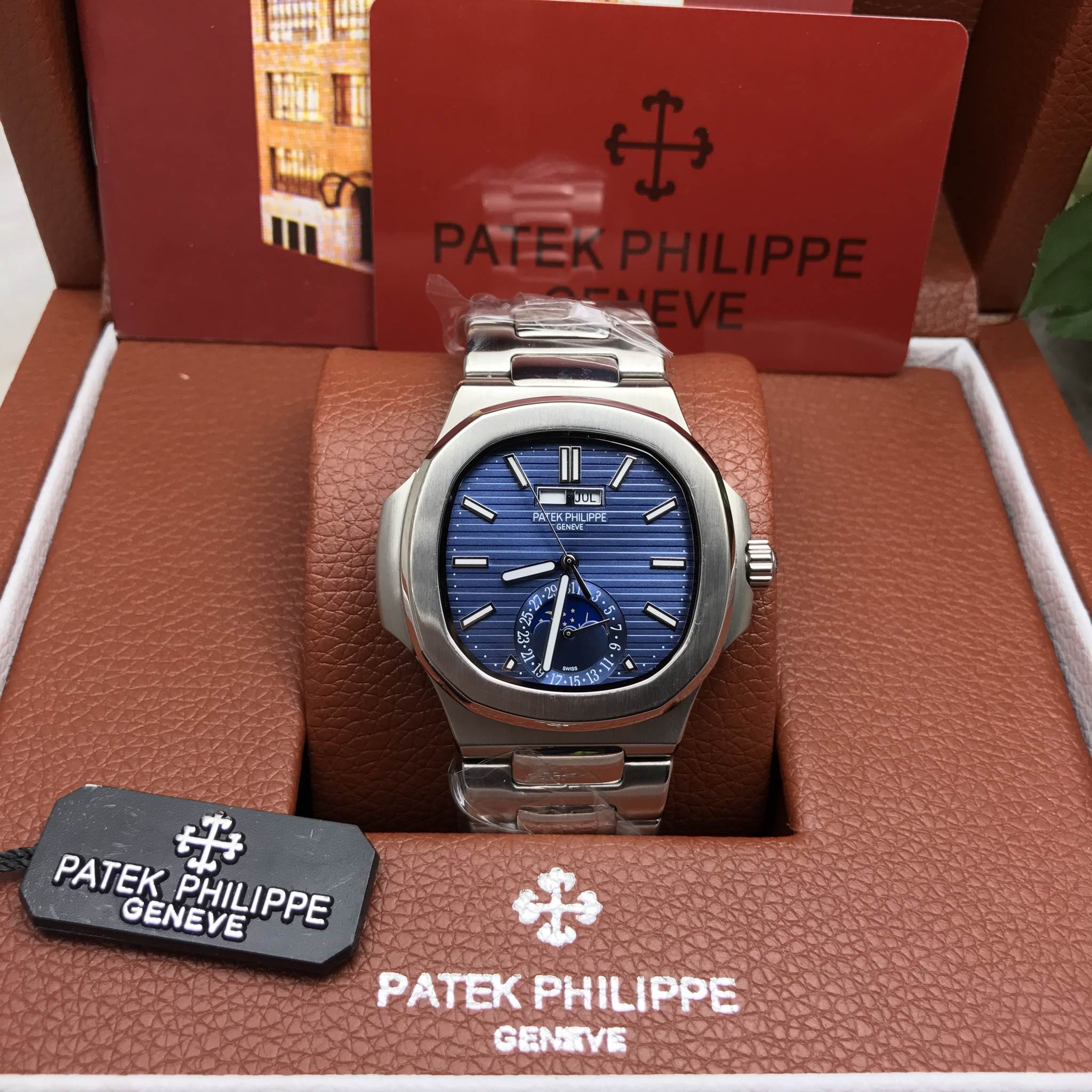 นาฬิกา Patek Philippe รุ่น Men"s Nautilus Annual Calendar สีน้ำเงิน