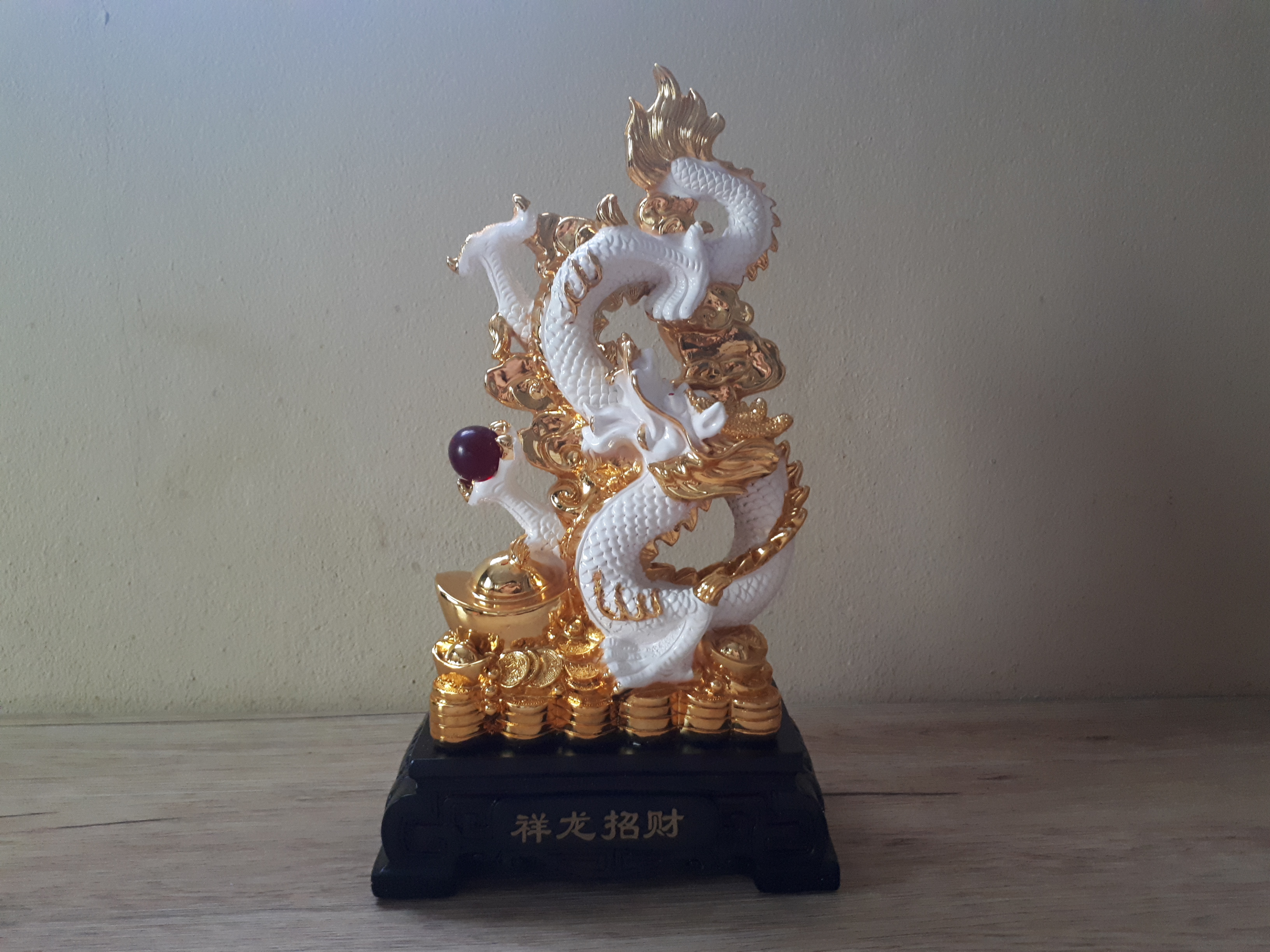 รูปหล่อ มังกรขาว สลับสีทอง ถือลูกแก้วแดง บนกองทอง เนื้อเรซิ่นเหลือบสี (สูง14นิ้ว กว้าง8นิ้ว ลึก4.5นิ้ว)
