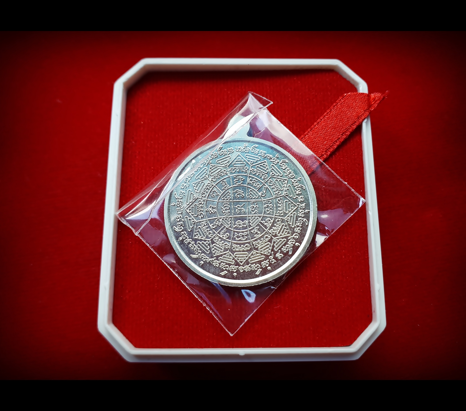 เหรียญกลม หลวงพ่อกวย วัดโฆสิตาราม(วัดบ้านแค) หลัง ยันต์มงกุฎพระพุทธเจ้า เนื้ออัลปาก้า ลงยาแดง - รุ่นแรงครู ปี2560 (เหรียญพิเศษ ชุดกรรมการ) #รับประกันแท้