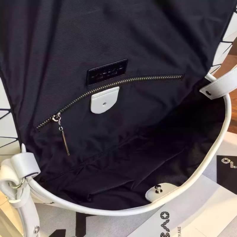 กระเป๋าสะพายข้าง issey สีขาวแมทด้าน ถอดสายถือเป็นคลัชได้