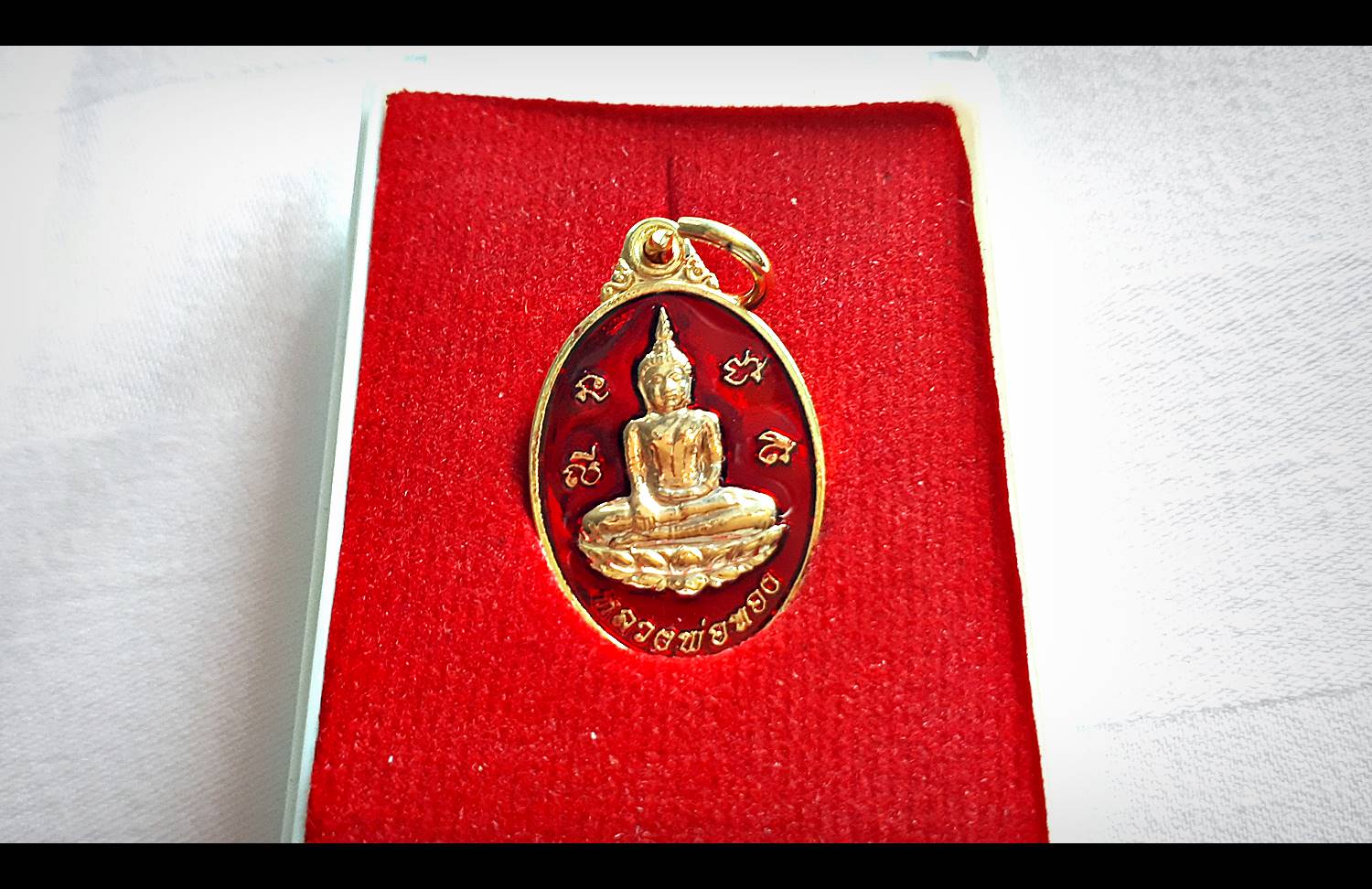 เหรียญหลวงพ่อทอง วัดเขาตะเครา (ทรงวงรี ทรงไข่) เนื้อกระไหล่ทอง ลงยาสีแดง