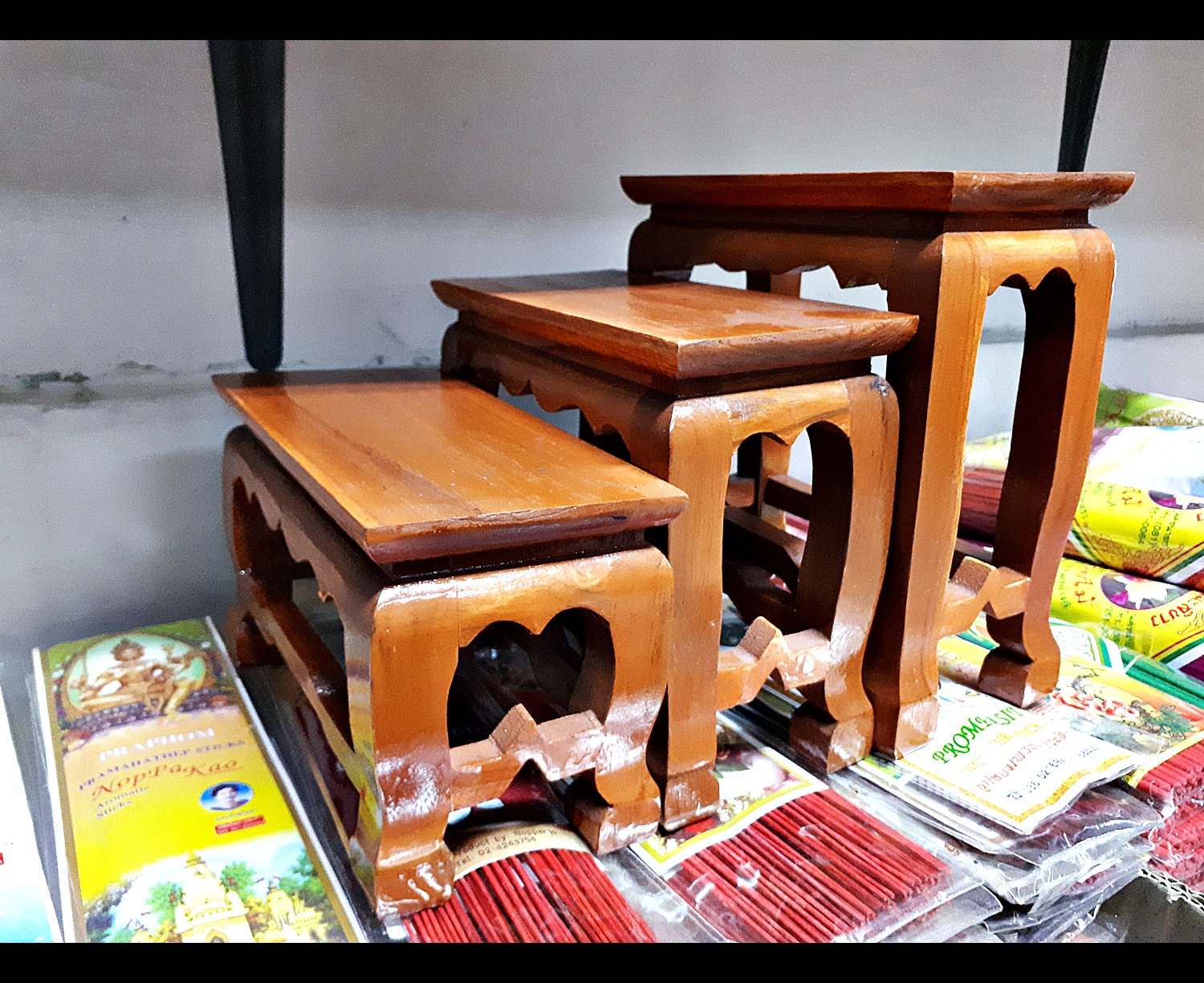 โต๊ะหมู่บูชาไม้ วางพระ 3 ตัว ขนาดหน้า 4x8 นิ้ว