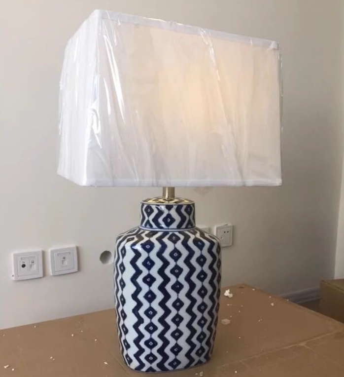 โคมไฟตั้งโต๊ะเซรามิกลายคลื่นสีน้ำเงินขาวโป๊ะโคมผ้าทรงสี่เหลี่ยมคางหมู [TBC-203]