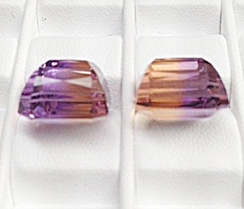 Bi-Colour Ametrine พลอยเนื้ออ่อนอเมทินต์ ใน 1 เม็ดมี 2 สี เป็นพลอยธรรมชาติ รูปสี่เหลี่ยมตัดมุมคู่ หนักรวม 24.81 กะรัต เนื้อสะอาด ไฟดี เจียระไนสวย