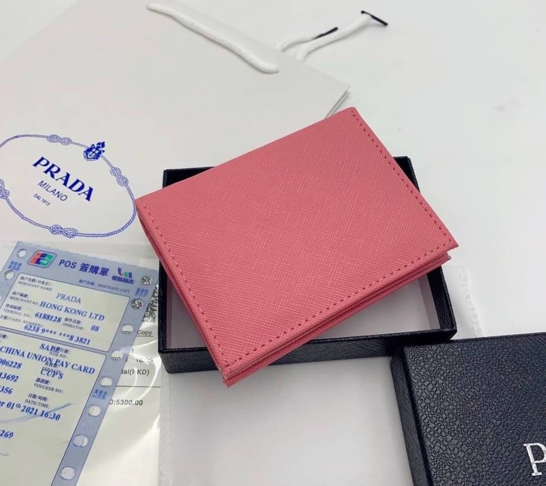 กระเป๋าสตางค์ pd saffiano wallet ใบสั้นแบบเปิดกระดุม
