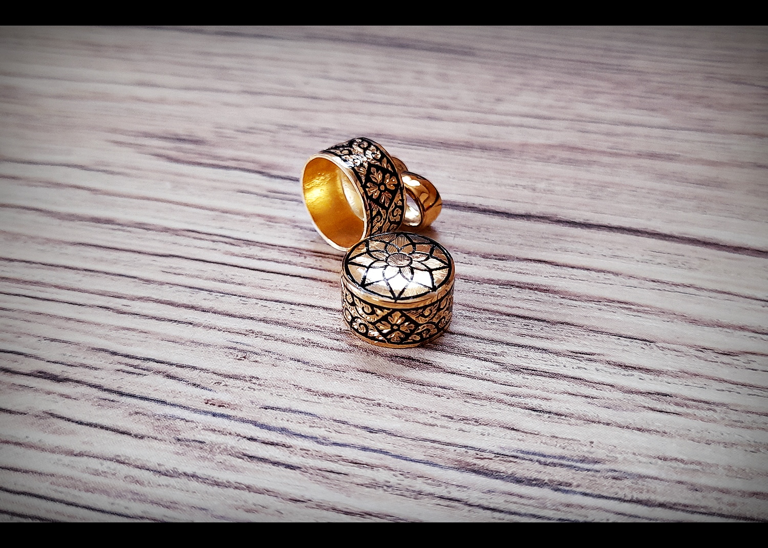 รับสั่งทำ ปลอกฝา ตะกรุด เนื้อเงิน ถมทอง ชุบทอง ลงยา ลายไทย ดอกพิกุล แกะมือ (ราคาขึ้นกับขนาด) (ใช้เวลา 2-3สัปดาห์)