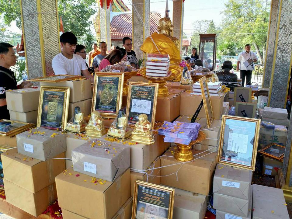 พระสมเด็จหลวงพ่อโตในวิหาร เนื้อผงชนวนมวลสารเก่าหลวงพ่อกวย รุ่นแรงครู ปี2560 หลวงพ่อกวย วัดโฆสิตาราม(วัดบ้านแค) จ.ชัยนาท ปี2563 - (ขนาด 5x7นิ้ว จีวรส้ม ด้านหน้ายันต์ครู ยันต์นะปัดตลอด ด้านหลังยันต์มงกุฎพระพุทธเจ้าหนุนดวง) ปี2563 #ปลุกเสกที่วัดโฆสิตาราม #รั