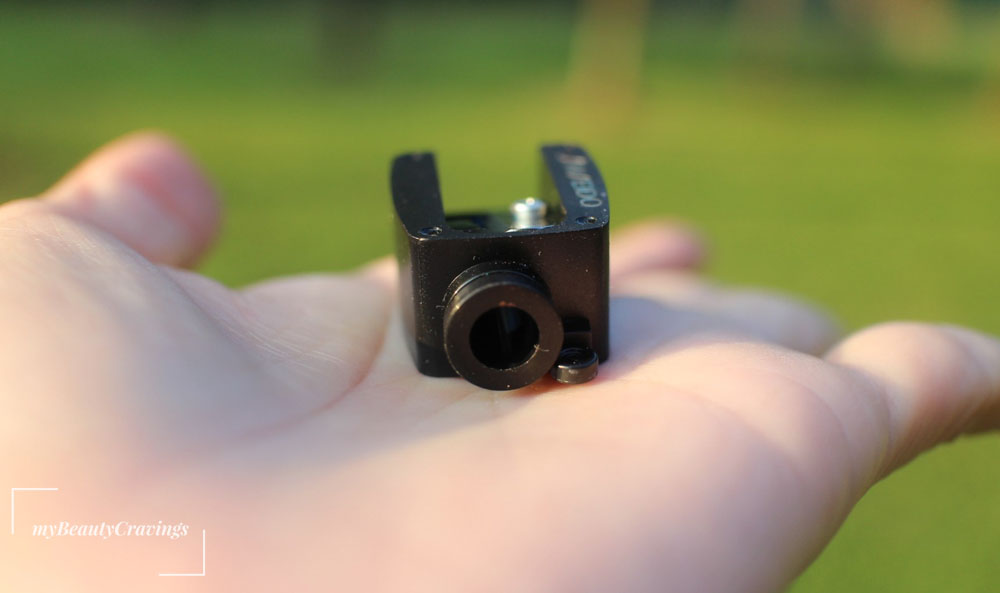 Shiseido #231 Eyebrow Pencil Sharpener กบเหลาดินสอเขียนคิ้วชิเซโด้ ทำออกมาให้สามารถปรับใช้กับดินสอหลายขนาดได้ ทำให้ใช้งานได้หลากหลายทั้งกับดินสอเขียนคิ้ว อายไลน์เนอร์แบบดินสอ ดินสอเขียนขอบปาก ใบมีดคม ไม่กินเนื้อดินสอ ขนาดกระทัดรัด