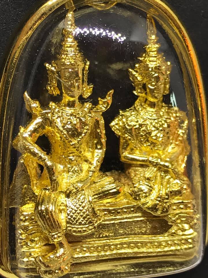 รูปหล่อ ท่านปู่-ท่านย่า (พระอินทร์และพระชายาท่านยาสุชาดา) หล่อโบราณ เนื้อมหาชนวนมวลสาร ชุปทอง ปี2559 #รับประกันแท้ - (ขนาดห้อยคอ พกพา พร้อมเลี่ยมกรอบผ่าหวาย)