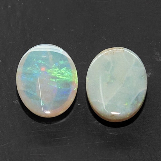 Opal โอปอ ออสเตรเลีย รูปไข่คู่ น้ำหนักรวม 3.14 กะรัต พื้นสีขาวเหลือบสีรุ้ง เจียระไนหลังเบี้ย