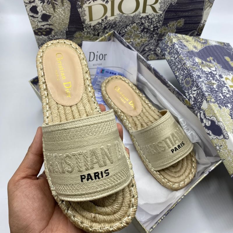 รองเท้า dio sandal สีดำ สีครีม สอบถามไซส์ได้ค่ะสต็อคของเปลี่ยนตลอด