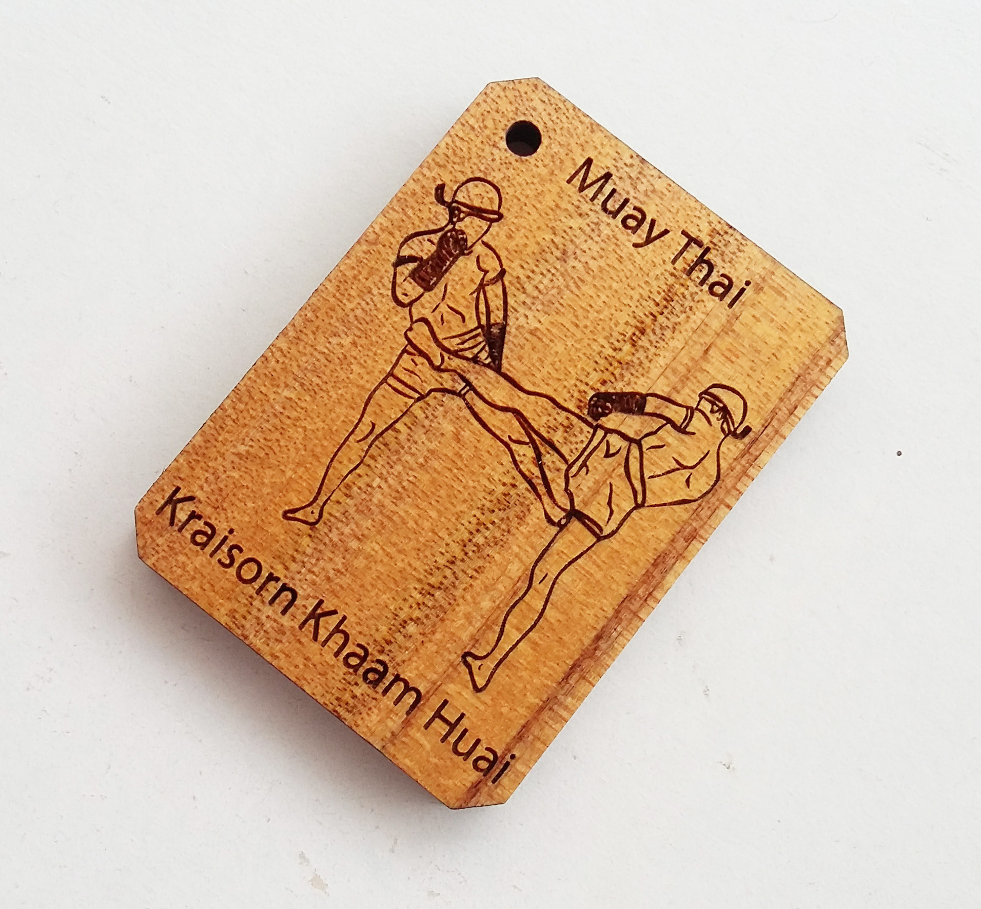 พวงกุญแจไม้แกะสลัก แม่ไม้มวยไทย-ไกรสรข้ามห้วย