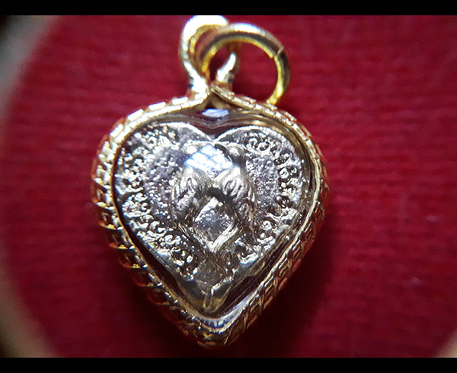 เหรียญ นกสาริคู่ ทรงหัวใจ (เสน่ห์เมตตามหานิยมเหมือนเสียงนกรักกัน) (พร้อมเลี่ยมใส่กรอบกันน้ำ) เนื้อทองทิพย์ - หลวงพ่อตี้ วัดหูช้าง