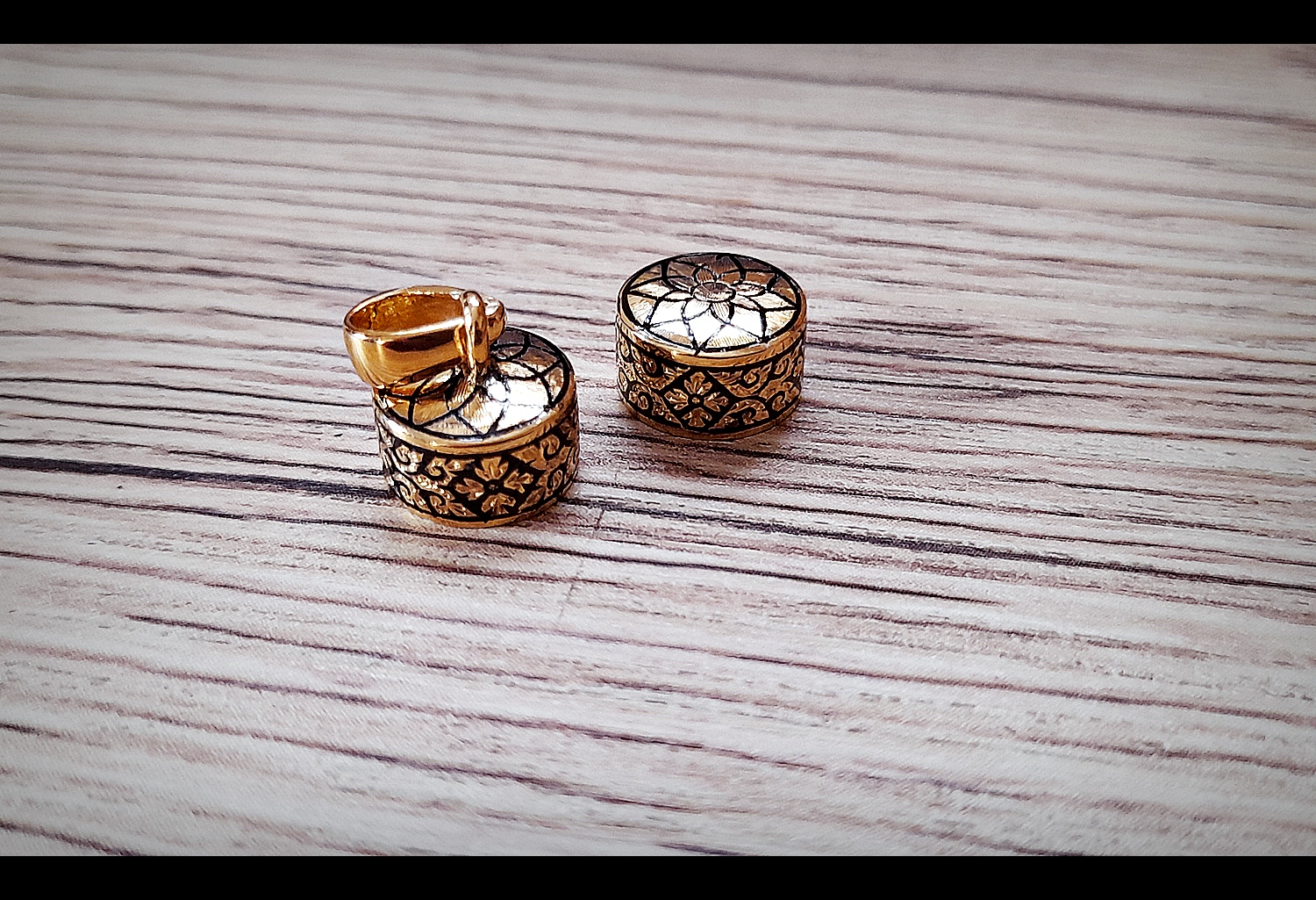 รับสั่งทำ ปลอกฝา ตะกรุด เนื้อเงิน ถมทอง ชุบทอง ลงยา ลายไทย ดอกพิกุล แกะมือ (ราคาขึ้นกับขนาด) (ใช้เวลา 2-3สัปดาห์)