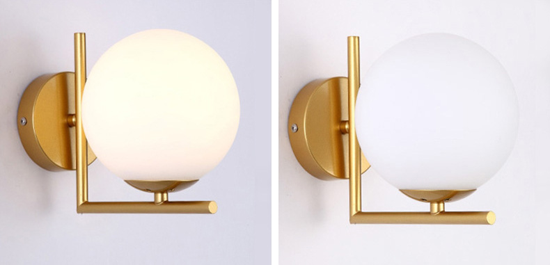 โคมไฟติดผนังก้านเหล็กตัว L สีทอง โป๊ะโคมแก้วสีขาวขุ่นทรงกลม [WA-G15]