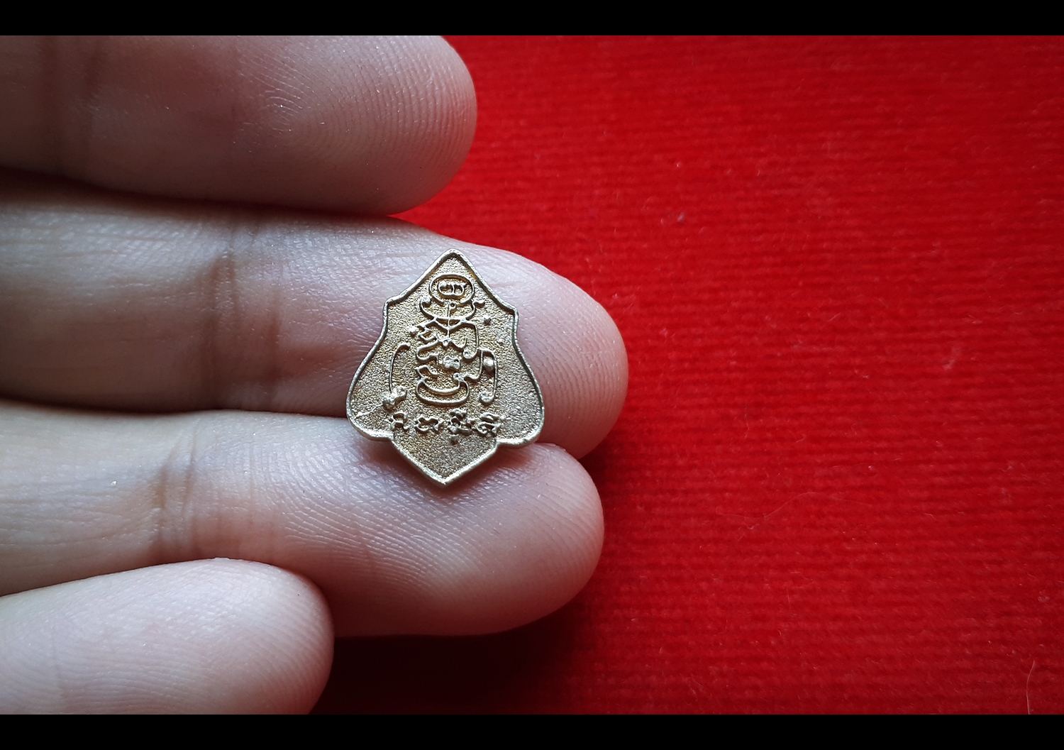 เหรียญ (เม็ดแตงจิ๋ว) หัวแหวน ทรงโล่ หลวงพ่อกวย วัดโฆสิตาราม (วัดบ้านแค) หลังยันต์ครู เนื้ออัลปาก้าเงิน