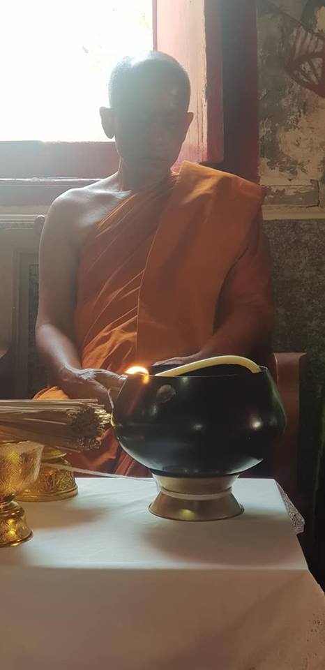 รูปภาพ สี หลวงพ่อกวย วัดโฆสิตาราม(วัดบ้านแค) (ขนาดตั้งบูชา 11x15นิ้ว) พร้อมใส่กรอบ ปี2562 #รับประกันแท้ -- #พิธีดีมากดวงจิตหลวงพ่อกวยมาเสกให้เอง