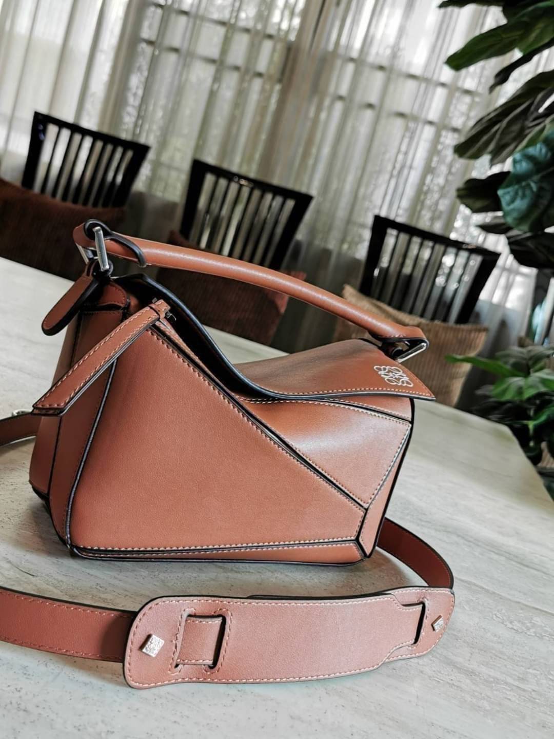 LOEWE CROSSBODY BAG GIFT WITH PURCHASE GWP (**Size M**) (แอดไลน์ก่อนสั่งซิ้อฉ