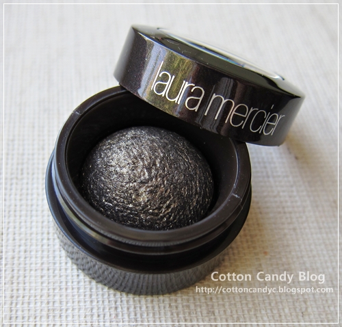 (Tester) Laura Mercier Baked Eye Colour # Black Karat 0.5g อายชาโดว์สีสวยหรูสุดคลาสสิค ผสานสีสันได้อย่างลงตัว พร้อมประกายแวววาวเนื้อเนียนละเอียด ให้คุณแต่งแต้มสีสันบนเปลือกตาได้โดดเด่นสวยงามไม่ซ้ำใคร