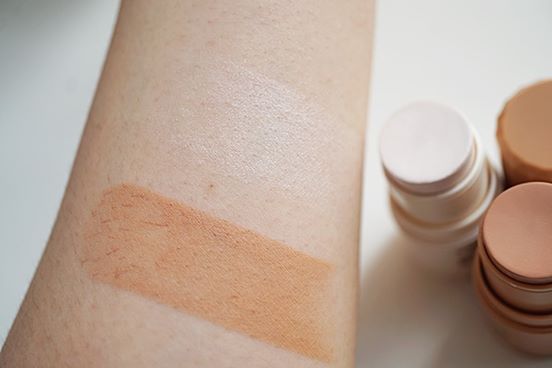 Cezanne Highlight Stick 5g ไฮไลท์เนื้อครีมอนุภาคมุกชั้นเลิศ ผสมในเนื้อผลิตภัณฑ์เนียนละเอียด เพิ่มความเปล่งประกายให้ใบหน้าสวยสมบูรณ์แบบ