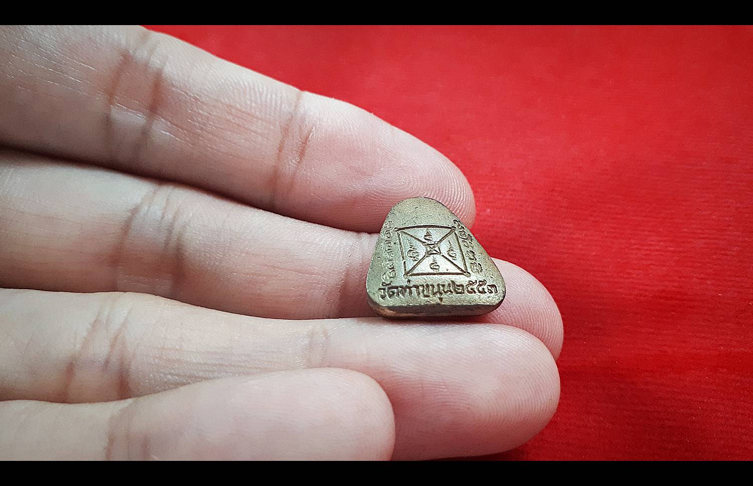 พระปิดตา มหาเศรษฐีเงินล้าน เนื้อนวะโลหะ(แก่ทองคำ) รุ่นแรก ปี2553 - หลวงพ่อเล็ก วัดท่าขนุน (รุ่นนี้ใส่ทองคำ100บาท ใส่ตะกรุดมหาสะท้อน และ ตะกรุดโสฬสเนื้อทองคำ หลวงป่เอี่ยม วัดสะพานสูง)