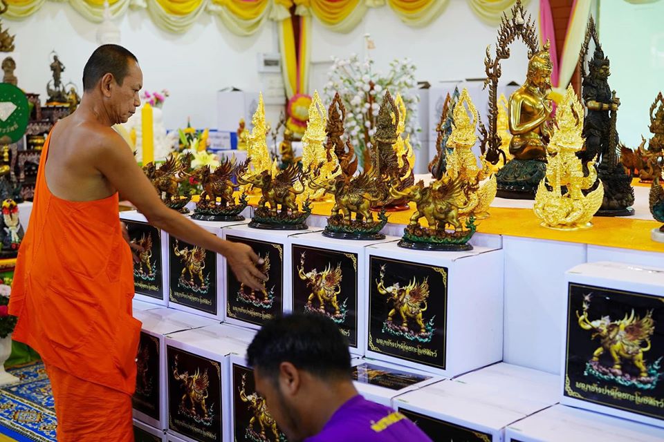 รูปหล่อ ท้าวเวสสุวรรณ ยืนถือกระบอง ทรงบน หลัง ราหู เนื้อทองเหลือง เต็มสูตร งานเน้นรายระเอียดปราณีต (ขนาดสูง16นิ้ว) - (ราหู มี ปีกเป็นครุฑ มี ลำตัวเป็นพญานาค) - (ปลุกเสกฤกษ์ เสาร์5 ปี2563)